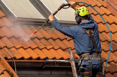 Démoussage et hydrofuge de toiture à Yssandon